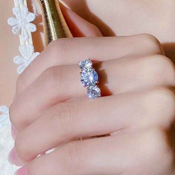 NIB Certified 2CT CENTER, 3 STONE 6CWT Diamond MOISSONITR RING 18kg/925 - Picture 6 of 12